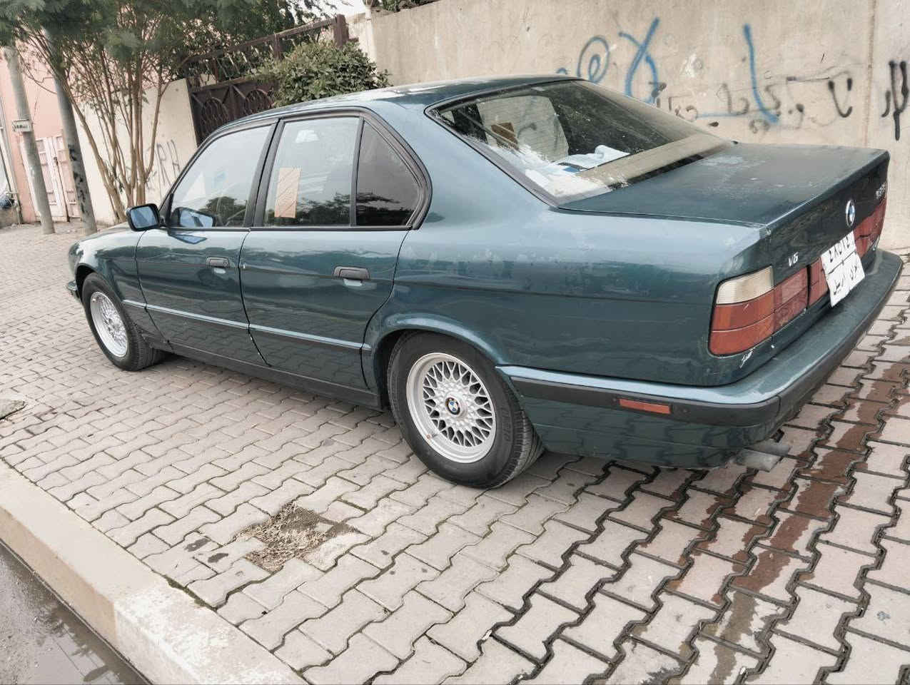 سلام علیکم سیارە مال بیت Bmw مودیل1993 
525کبس رقم اربیل سنویە منتهی شرط تحویل فول مواسفات بس گیر عادی سلایت اربع جام کهربائی قفل مرکزی تبرید حار بارد داخلە حیل نضیف سیارە حلو گیر محرک اکسل شاصی صدر امامی خلفی كلە ابشرط تخم تایر ویل جدید كهربایات كله ابشرط لاضربه لا خایس بس بی طخه لی وره بی فقط سعر66وبی مجال للشرای اذا شرای تعال خاص او خابرعل  رقم تدلل***********عنوان کرکوک قادسیە2
