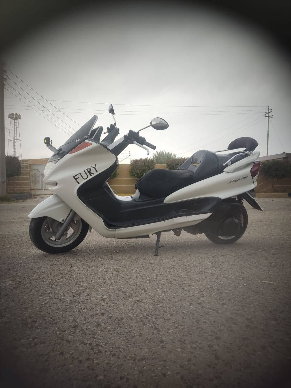 ماجستا 2006 دراجه كلش نضيفه اوراقهه موجوده لون قديم سلڤر 
وصبغته ابيض السعر 600 وبيها مجال وياها الخوذه ببلاش وبستم جديد.. المواصفات تعتبر ياماها ماجستا 250cc (Yamaha Majesty 250) سكوتر فاخر وعملي، يتميز بمحرك رباعي الأشواط سعة 249 سم مكعب، مبرد بالماء، يولد حوالي 20-22 حصاناً. يوفر ناقل حركة أوتوماتيكي (CVT)، سرعة قصوى تصل إلى 130 كم/ساعة، خزان وقود بسعة 12-13.2 لتر، ونظام فرامل ديسك (أقراص) أمامي وخلفي. الهاتف ***********. ***********
