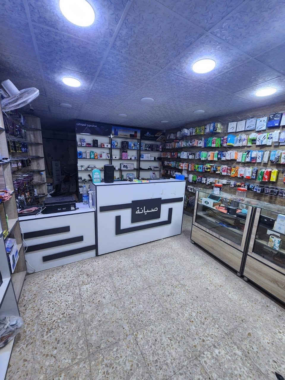 غراض للبيع مستعجل كلش اكسسوارات و عارضات ومكتب صيانه وسبلت وياهن وكامرات تردون بس عارضات ومكتب صيانة هم عادي انبيع رقم الهاتف ***********المكان كربلاء البراهيميه
