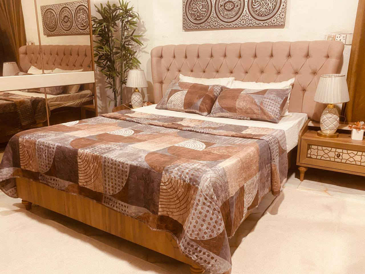 غرفه تركيه من مزاج 7 قطع
نظافه 💯 💯 
مخزن بالسرير هايدروليك 
اريده ب850 مستعجله على بيعته *********** واتساب فقط
