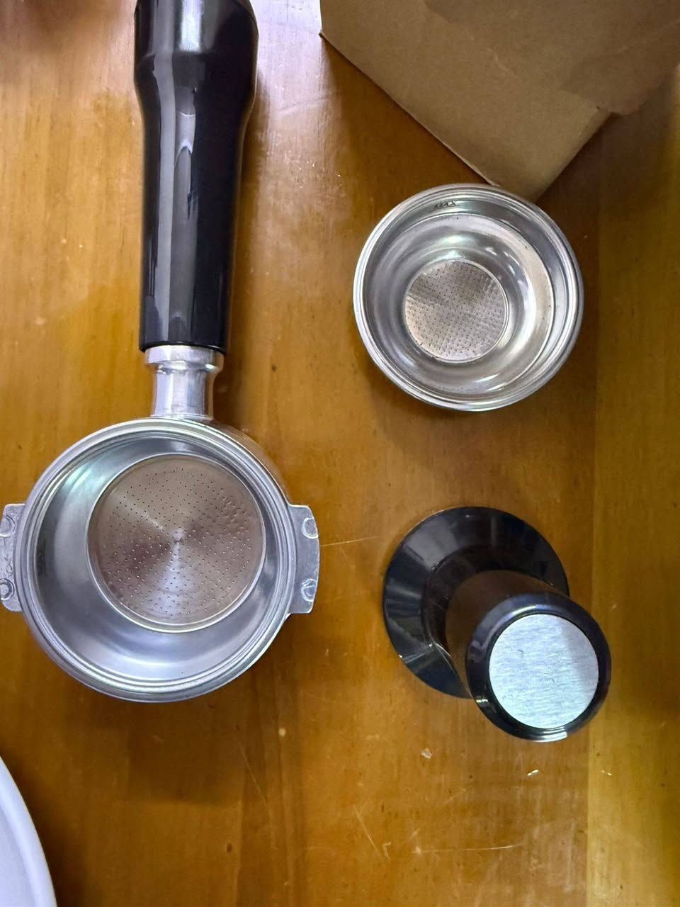 مكينه كهوه الحترافيه الاصليه 
وياه مطحنه مدمجه لطحن حبوب البن الطازجه
تتميز بمضخه ضغط 15 بار 
خزان الماي 2.3 لتر 
قوه قصوى 1770 واط 
وياه مللحقين فلتر 
الاستفسار ***********
مكاني بغداد شارع فلسطين
