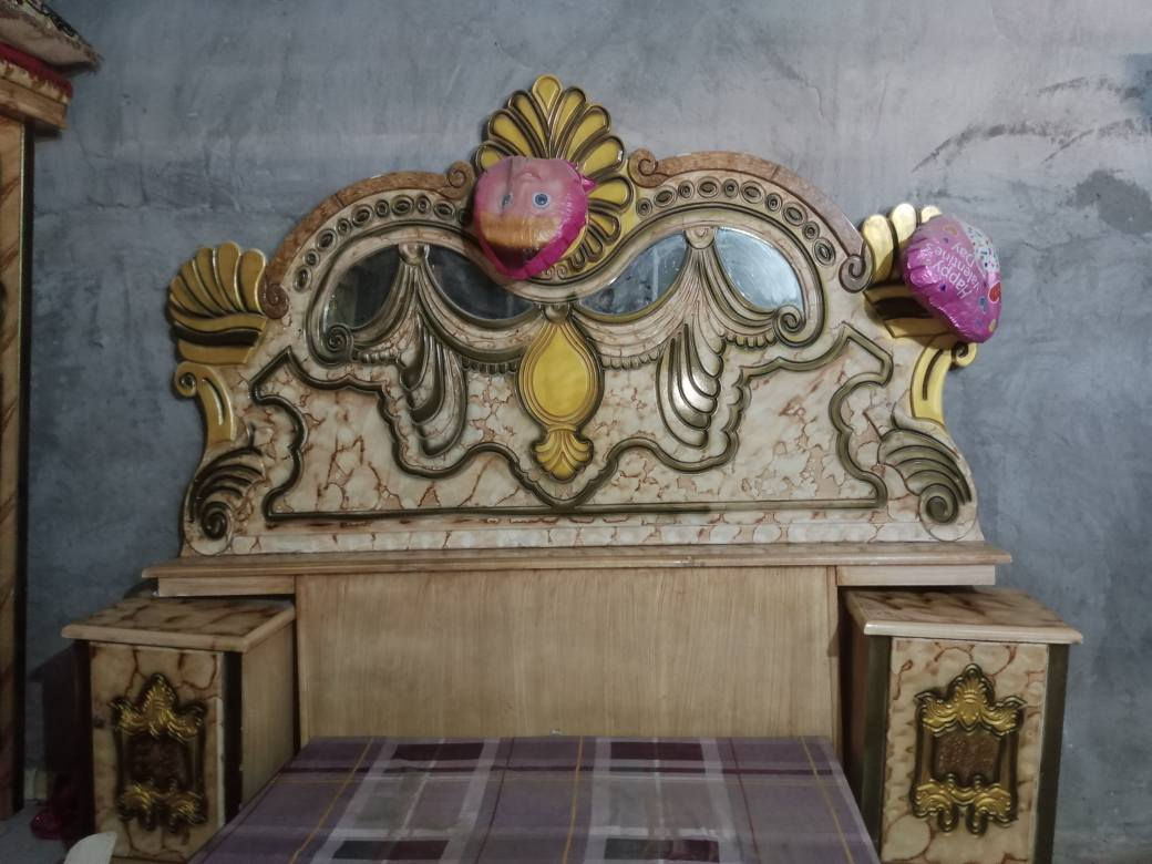 سلام عليكم متاح غرفه نضيفه لبيع السعر تسعميه وخمسين بيه مجال  بعته جديده ما متدمه بس ست شهر  نتصل عله رقم  ***********
