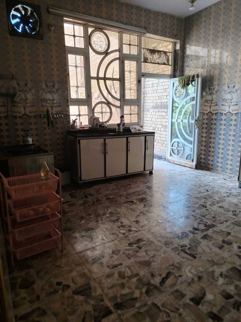 بيت للبيع في حي الحكيم نزلت علاء غريب مساحته ٢٧٣ البيت مرتب ونضيف مناقصه شي غرفتين نوم وهول واستقبال ومطبخ صحيات داخليه وخارجيه كراج سياره حديقه مناور عدد ٢ واحد جبير الثاني زغير البيت مرتب وجاهز للسكن للاستفسار ***********
