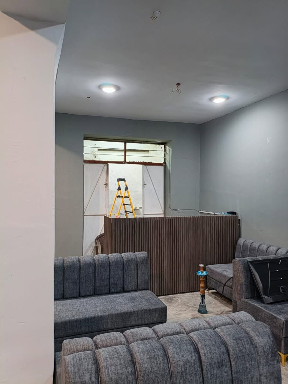 السلام عليكم 

قنفات كوفي للبيع 

8 قطع قياس وحده متر ونص يعني 12 متر 

0780 385 1193
