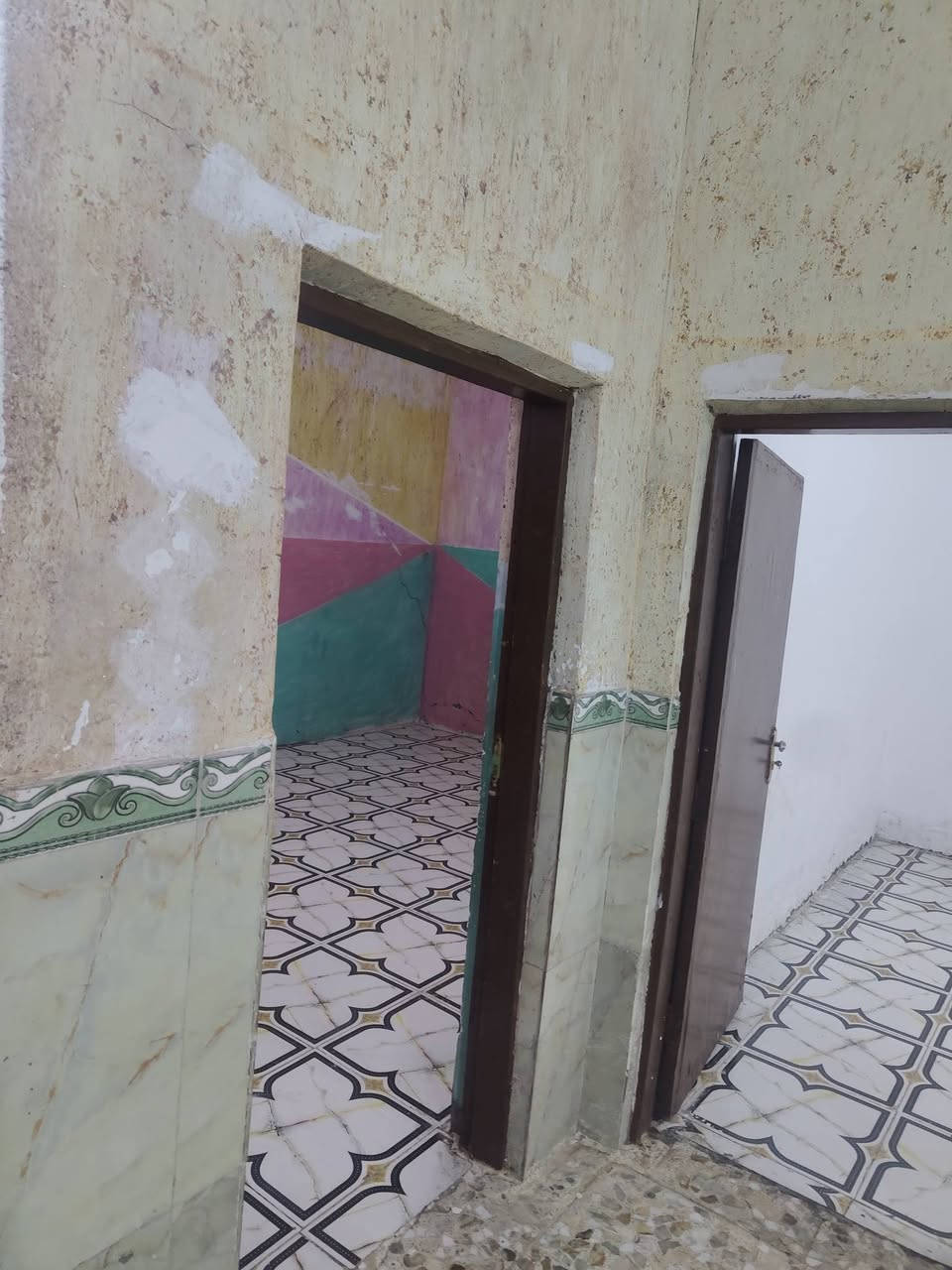 بيت لليجار حي المهندسين قرب مدينت ألعاب ثلاث اغرف صاله استقبال صحيات 250متر***********
