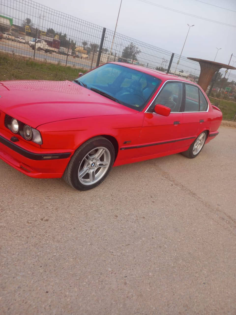 السلام وعليكم بي ام للبيع موديل 1992 سياره جديده رقم جديد تخم تاير جديد تبريد ثلج ماكينه وكير كفاله كير اوتوماتيك مسكر ماكينه زنون سياره كلش حلوه وجاهزه سعر 55 وبيها مجال مكان واسط العزيزية رقم الهاتف. ***********.
