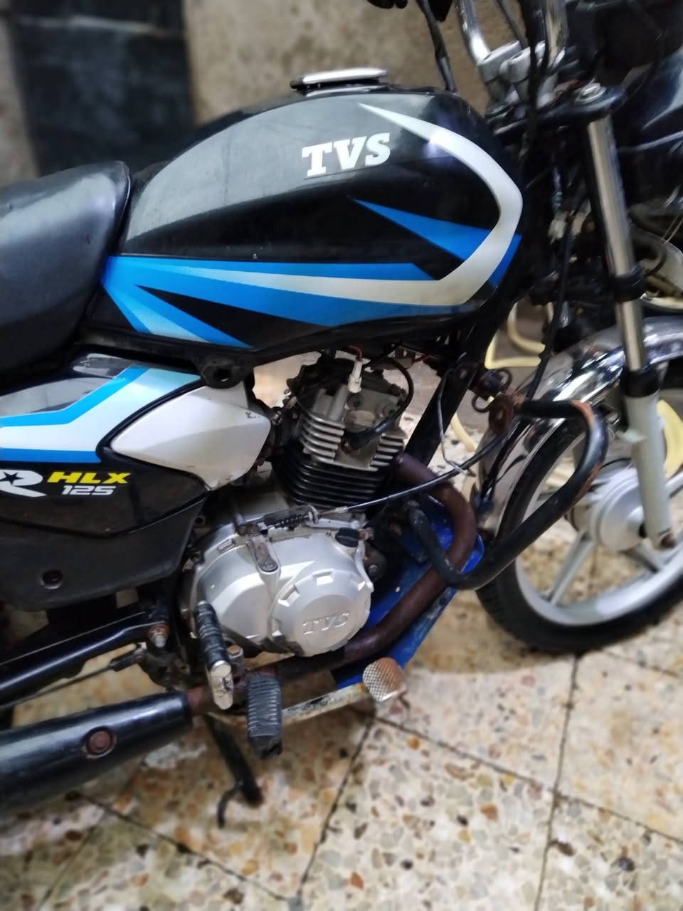 سلام عليكم TVS اوراق مكينه مامفتوحه دراجه تخبل كهربائيه شغاله بس لازم تشدهن  نقصه بس عقل والدراجه تشتغل سعره ٨٠٠ وبيه مجال ***********
