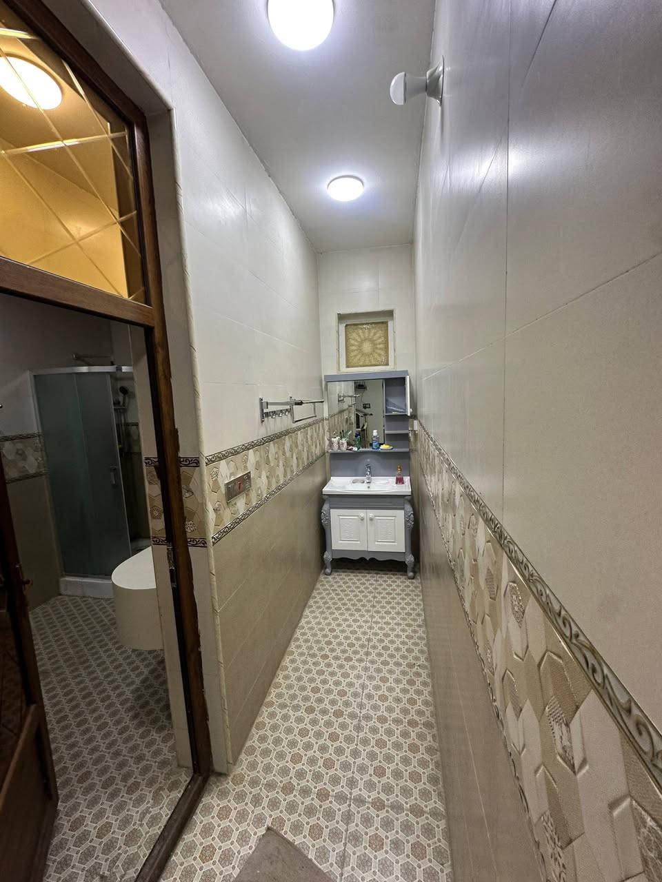 تحيه طيبه للبيع دار الموقع زوير الغربي فرع مظيف الرسول الأعظم مساحه 200 م مؤثث بناء حديث 3 نوم صاله هول كلدور مطبخ حديقه كراج خدمات لاستفسار مراجعه مكتب الدار للعقار علما الدار طابو زراعي سند 25 / ***********
