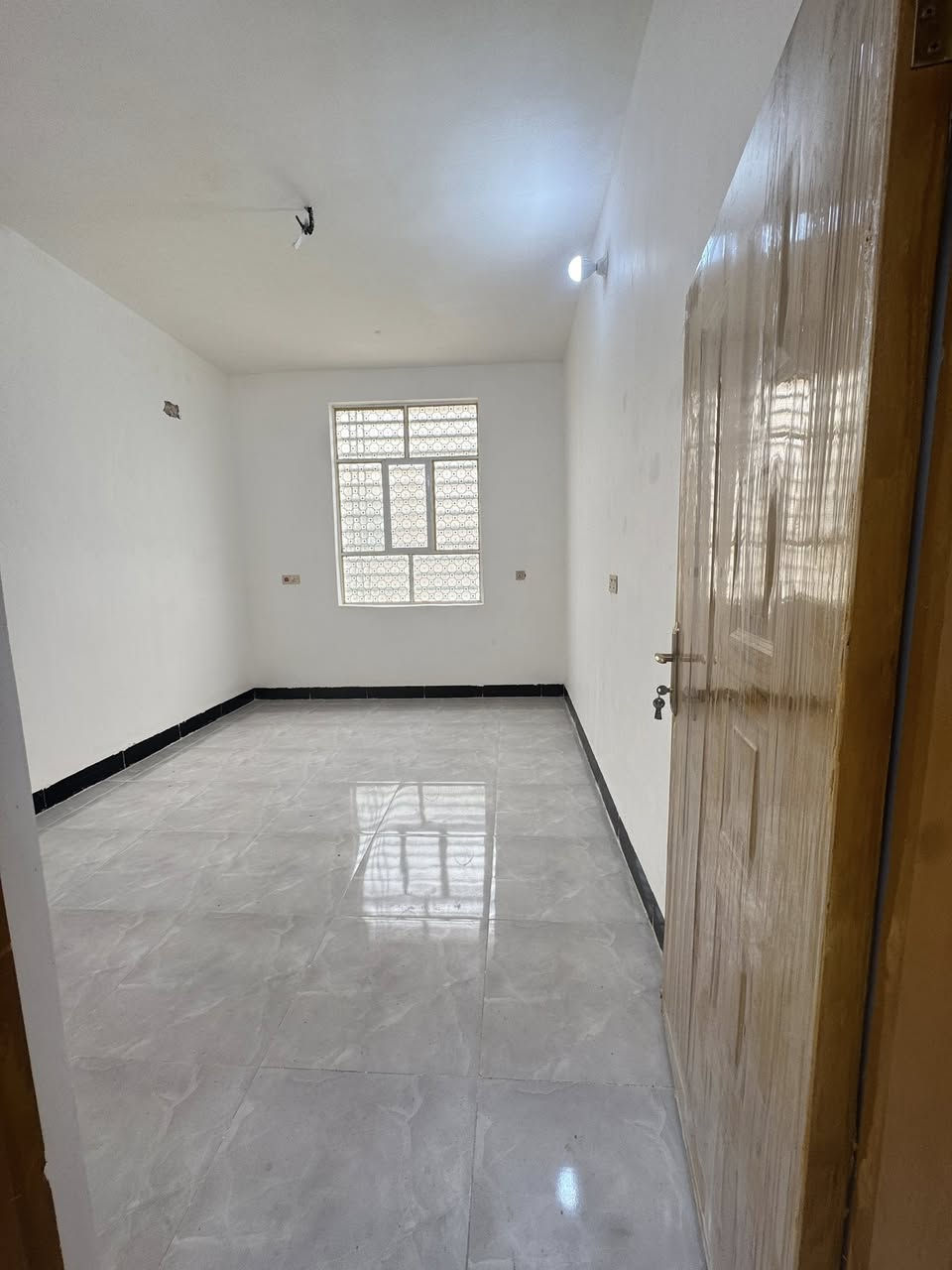 يا رزاق 
دار 100 متر مربع غرفتين 
صاله ستقبال مطبخ 
صحيات داخليه خارجيه 
طابو زراعي سند 25 مشمول بتطويب 
بناء طابوك اساس وسكف صب 
ارضيه بورسلين 
مقابل ملحق قريه الغدير عامود 321 
عنوان المكتب مقابل ملحق قريه الغدير عامود 317 
استفسار اكثر اتصل على الرقم التالي او مراسله واتساب 
***********
