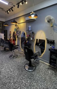 للبيع أثاث صالون  3 كراسي حلاقة — 400  3 مرايات وياها رفوف — 225  2 فا...