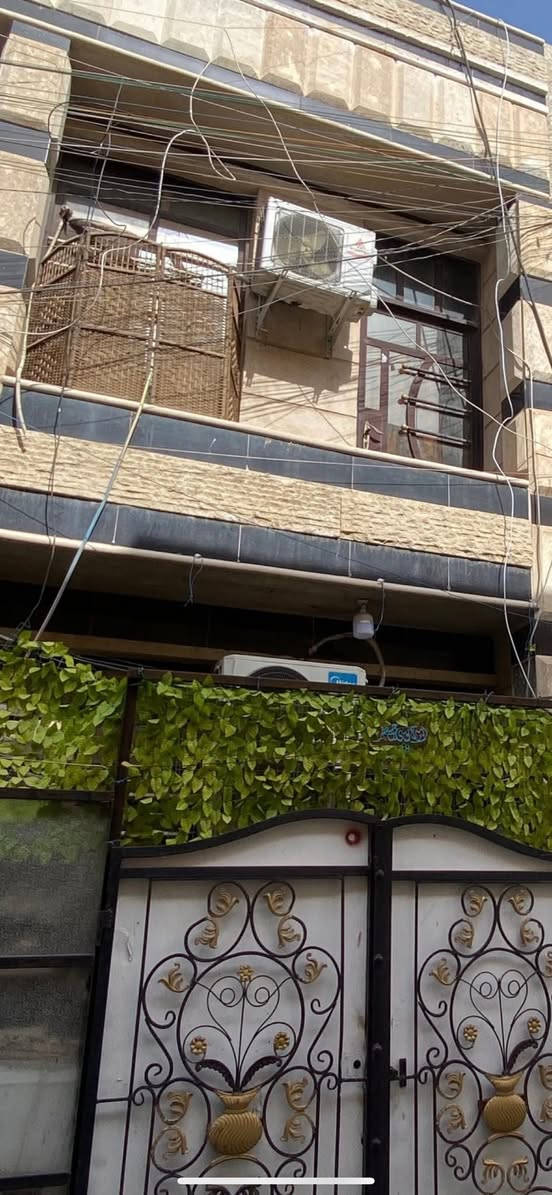 السلام عليكم مشتمل مساحة ٣٣ متر واقع حال ٤٠ متر منطقة الشعب خلف شارع التجار قرب النادي العربي يحتوي على ٢ غرف نوم ومطبخ وهول وخدمات السعر 107 ومع المجال شي بسيط البيت بناء حديث علما بي مؤجر ٤٥٠ 
***********اتصال 
*********** واتساب
