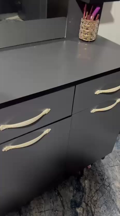 غرفة نوم تركية للبيع استعمال ٣ اشهر فقط اخذتها ب مليون و ٢٠٠ الف مابيها اي عيب ٦ قطع ويا الدوشك 
السعر قفل ٧٠٠ الف العنوان اربيل ماعندي توصيل محافظات


**إذا كنت صاحب هذا الإعلان وتريد حذفه لأي سبب، رجاءا أرسل رسالة إلى الدعم الفني**