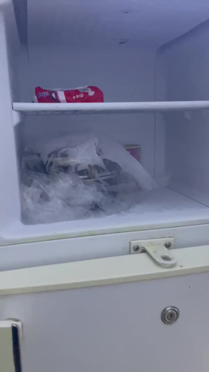 السلام عليكم ثلاجه نضيفه نضافه فول تجميدها يخبل ثلاجه لا داخله تصليح ولا عاطله الله شاهد الثلاجه كلش فضيفه وحلوه سعرها ميتين وبيها مجال مكان سبع قصور هذ رقم ***********
