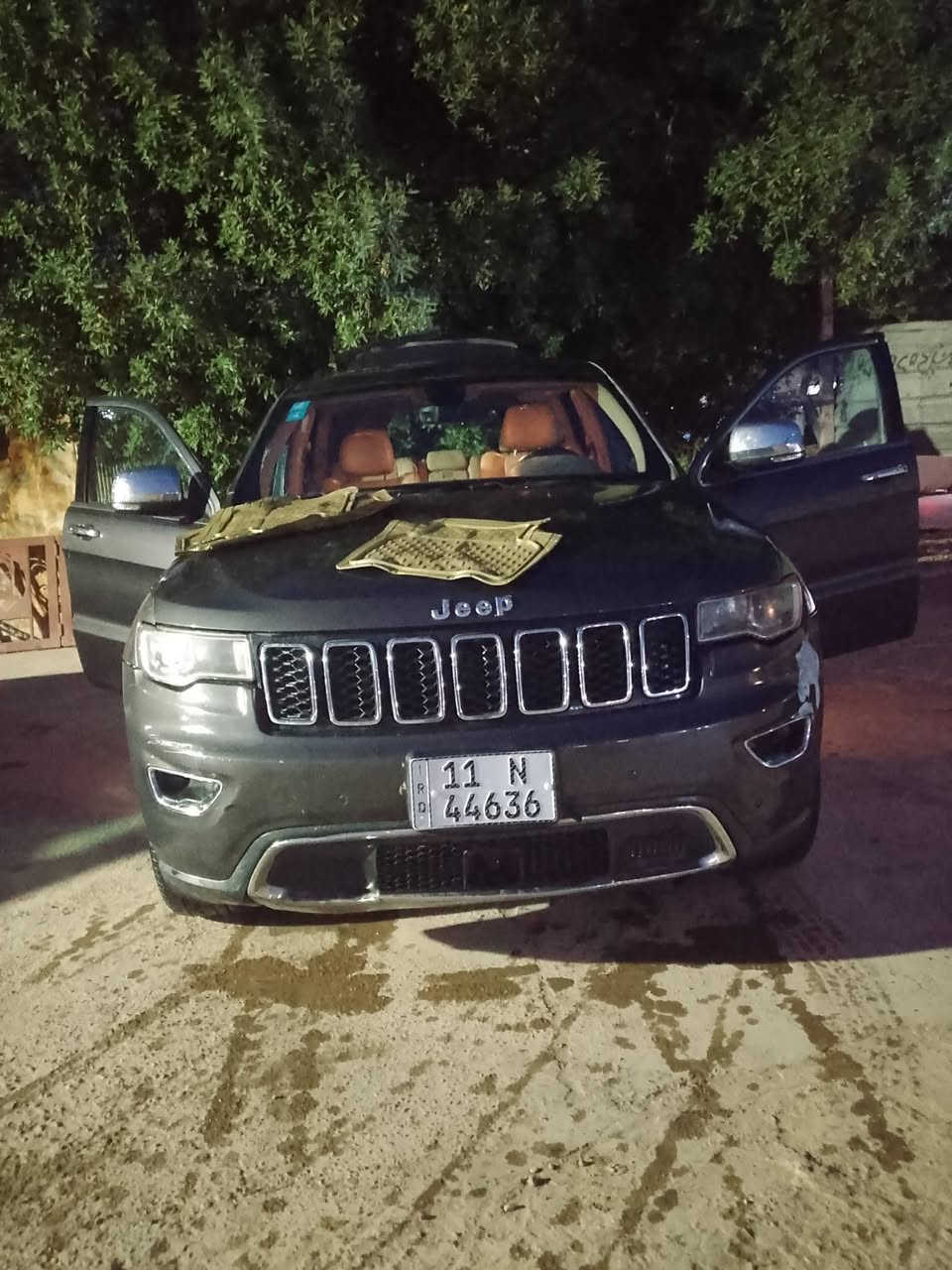 سلام عليكم

جيب كراند شيروكي V6, 3600 , 4X4
موديل 2017
فول مواصفات 1/1
المواصفات :- .
كشنات كهرباء
كشنات الامامية كهربائية + تدفئة تبريد
شاشة 8 انج
داخل جلد
مري حراري
اشارة بالمري
حساسات امامية خلفية
نشغيل عن بعد، اطفاء عن بعد صندوق كهرباء
تخم تاير جديد
3 وضعيات للقيادة :-
Sport نضام
ECO نضام

Normal نضام
المصابيح الامامية متفاعلة مع LED نهاري 

المصابيح الامامية

نضام خاص للطرق الوعرة

نضام صعود الجبال

تدفئة ستيرن

وضع الفرامل الخلفية الالكترونية ( توقف ذاتي عند الرجوع )

مكاني بغداد الأمين 
رقمي ***********
***********
السعر 148بيهة مجال للطيبين
علما سيارة مصبوغة عام حادث داخلة غابة مطخطخة
