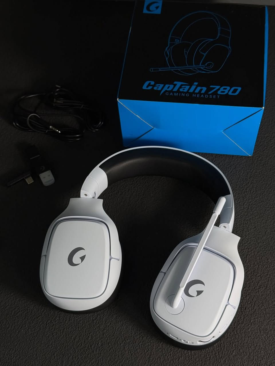 هيدسيت كيمنك يعمل على جميع اجهزة اللالعاب

حتى الهواتف الذكية 
موديل captiob 780 باخر اصدار
اتصال ثلاثي الأوضاع (in-1-3) :

﻿﻿لاسلكي 2.4GHZ: باستخدام قطعة (USB (Dongle لضمان عدم وجود تأخير في الصوت (Low Latency) وهو الأفضل للألعاب

﻿﻿بلوتوث (Bluetooth): للاتصال بالهواتف والأجهزة اللوحية

﻿﻿سلكي (3.5mm): للعمل في حال نفاد البطارية أو على أجهزة معينة

عمر البطارية: تصل إلى 35-40 ساعة من الاستخدام المتواصل

(حسب مستوى الصوت والإضاءة)

شحن تايب سي سريع جدا مع اضاءة جانبية مميزة جودة الصوت: مزودة بمحركات (Drivers) بحجم 50mm
تقديم صوت محيطي ستيريو وتأثيرات "باص" قوية تساعد في سماع خطوات الأقدام في الألعاب

الميكروفون: ميكروفون مرن وقابل للإزالة، يتميز بخاصية تقليل الضوضاء لضمان وضوح الصوت أثناء المحادثات.

السماعة تدعم تشكيلة واسعة من الأجهزة بفضل أوضاع الاتصال
المتعددة:

( بر اللاسلكي PS5 (2.4
. (عبر اللاسلكي أو السلك) 2. PC / Laptop

﻿﻿﻿Nintendo Switch (عبر البلوتوث أو 
السلك).

﻿﻿﻿الهواتف الذكية (عبر البلوتوث).

﻿﻿
#explore #reels #trending #viral #fyp

#سعرها ٣٠ الف 

#توصيل ٥ الف


**إذا كنت صاحب هذا الإعلان وتريد حذفه لأي سبب، رجاءا أرسل رسالة إلى الدعم الفني**