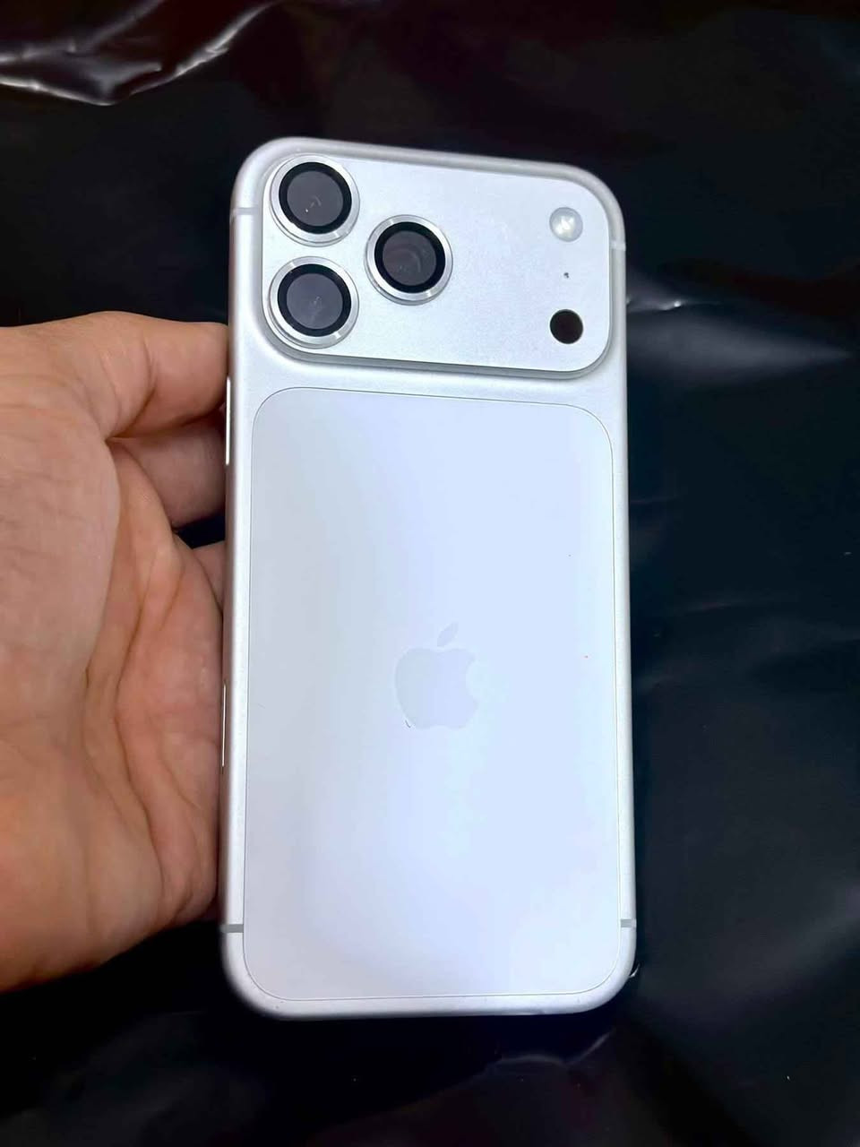السلام عليكم 
iPhone 17pro max 
نضافة 100% ..شريحة فعلية .. ذاكره  256GB .
بطاريه 100%
. ضمان شركه الاماني وجهاز بعده ممنزل بي حته برامج 
 مشحون 70 مره فقط 
السعر مليونين و100 وبي مجال بسيط 
مكاني كربلاء  طويريج
*********** كربلاء, العراق
