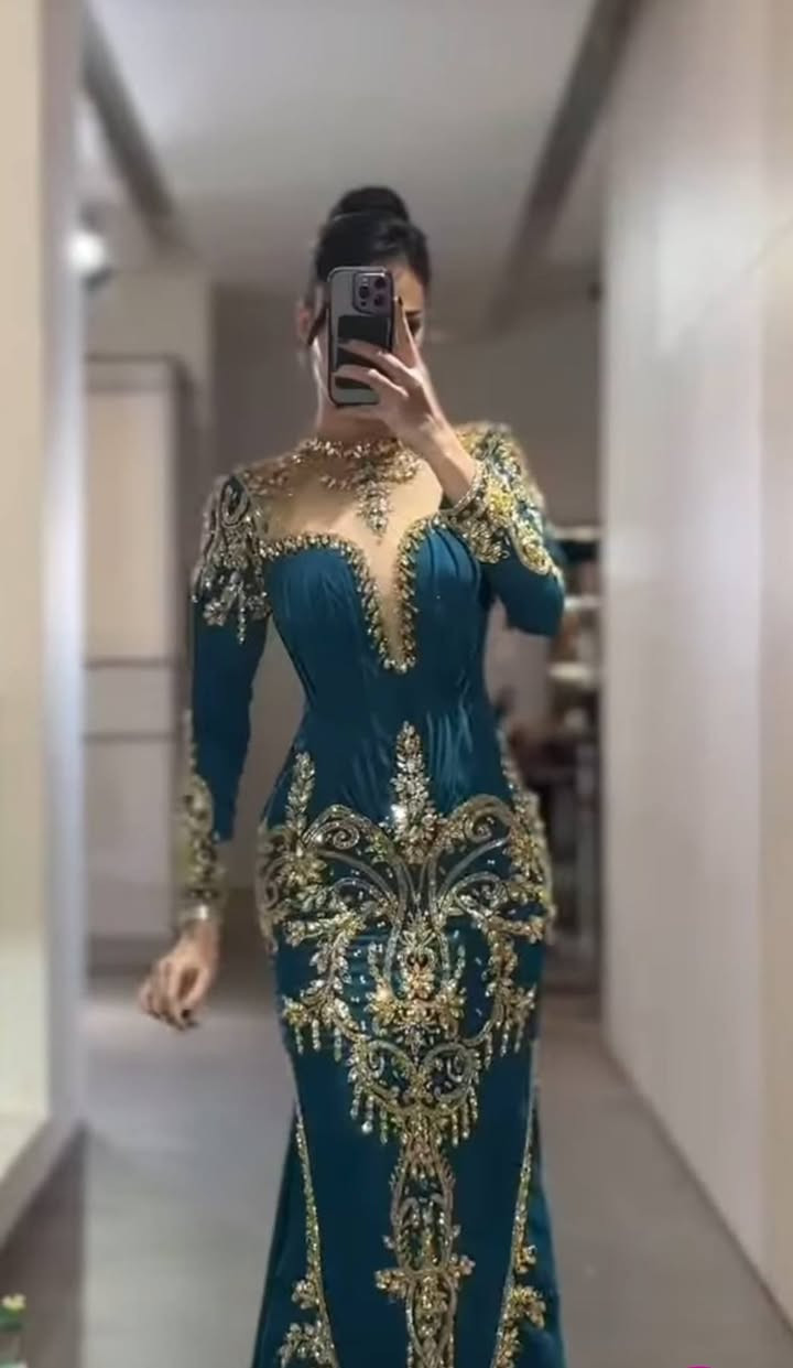 فستان ملكي وراقي بشكل مو طبيعي وثكيل شك يدوي 
مده اللبس ساعتين فقط قياس ٤٦ أخذته١٨٠ أريده ب١٤٠ وبي مجال وهذا تصويري للاستفسار ع الخاص او علقي واجاوبج.


**إذا كنت صاحب هذا الإعلان وتريد حذفه لأي سبب، رجاءا أرسل رسالة إلى الدعم الفني**