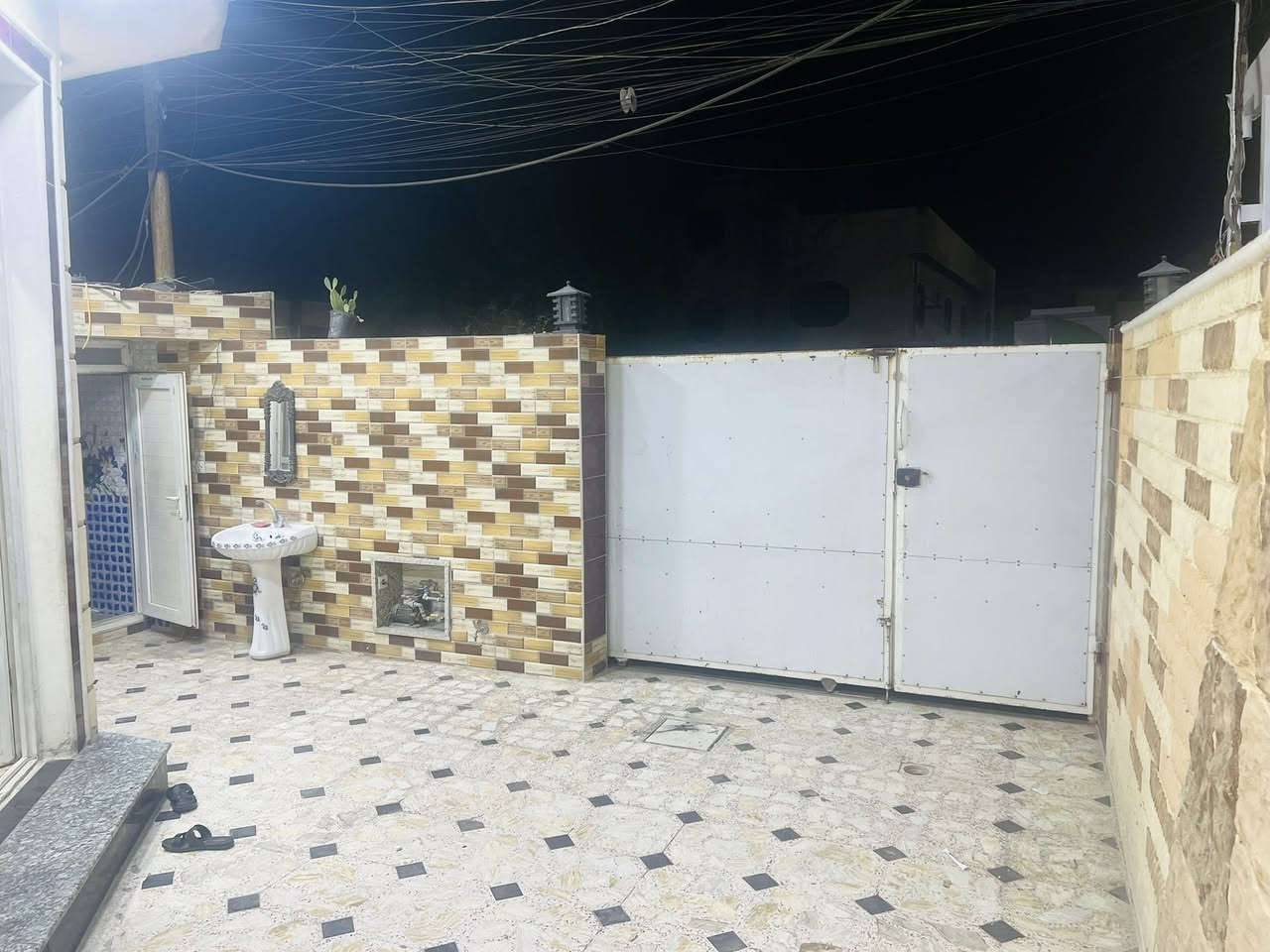 السلام عليكم دار للبيع طابو ملك صرف البلديات منطقة حي الرفاق قرب الدفاع المدني الشارع العريض الواجه 8 ونزال 21 ونص المساحه 172م 

الطابق الاول استقبال مطبخ حار وبارد وصاله وغرفه وخدمات داخليه وخارجيه 
الطابق الثاني 3 غرف نوم وخدمات وصاله 

للاستفسار *********** واتساب 

او خاص
