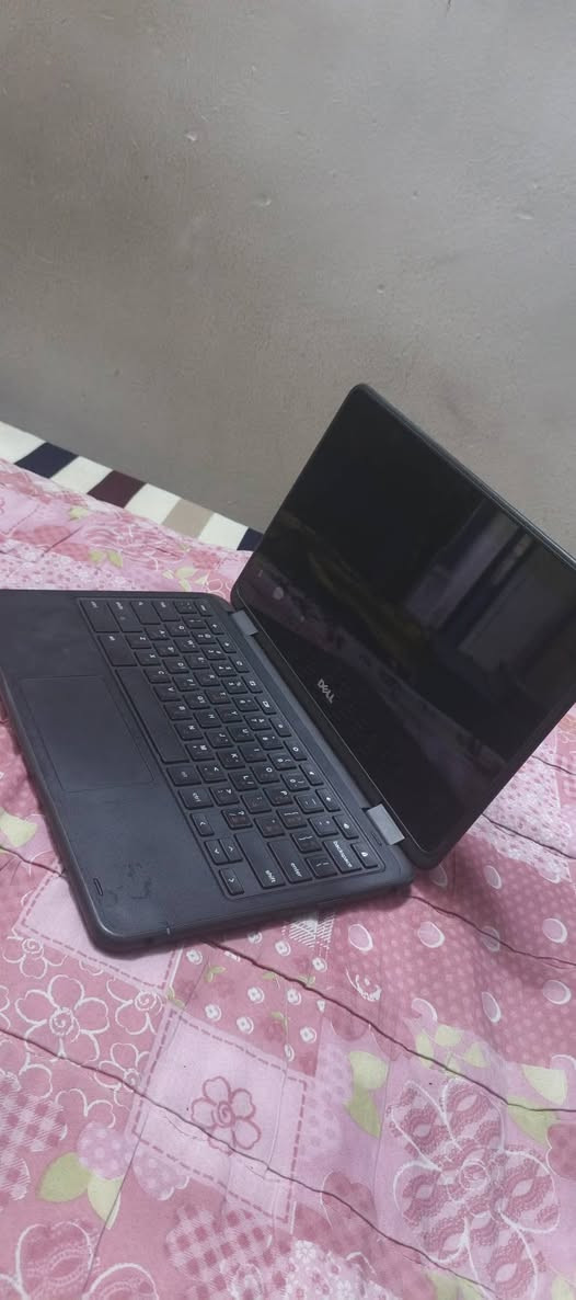 Dell Chromebook 11(موديل 3100 )لقابل  360 درجة). هذه السلسلة مصممة خصيصاً للطلاب وللأعمال المكتبية الخفيفة التي تعتمد على الإنترنت.

​إليك المواصفات العامة 
​1. نظام التشغيل (OS)
​ChromeOS: الجهاز لا يعمل بنظام ويندوز، بل بنظام جوجل "كروم". هو سريع جداً في تصفح الإنترنت، استخدام تطبيقات Google Docs، وفتح برامج الأندرويد من متجر Play Store.
​2. الأداء (المعالج والذاكرة)
​المعالج: عادة يأتي بمعالج Intel Celeron (مثل N4000 أو N4020). هو معالج اقتصادي موفر للطاقة، ممتاز للمهام الدراسية والبحثية.
​الرام (RAM): غالباً 4 جيجابايت (وقد تجد نسخاً بـ 8 جيجابايت).
​التخزين: يعتمد على ذاكرة eMMC سريعة بسعة 32 جيجابايت أو 64 جيجابايت. الاعتماد الأساسي في هذه الأجهزة يكون على التخزين السحابي (Google Drive).
​3. الشاشة والتصميم
​الحجم: 11.6 إنش.
​النوع: من الصور يظهر أنه من فئة "2-in-1"، أي أن الشاشة تدعم اللمس ويمكن طيها بالكامل لتتحول إلى جهاز لوحي (Tablet).
​المتانة: هذا الموديل معروف بصلابته ومقاومته للسقوط والصدمات البسيطة.
​4. البطارية والمنافذ
​البطارية: قوية جداً وتدوم عادة من 10 إلى 12 ساعة عمل متواصل.
​المنافذ: يحتوي على منافذ USB-C للشحن ونقل البيانات، ومنافذ USB عادية، ومنفذ للسماعات.
​هل يصلح لاستخدامك؟
​مناسب جداً لـ: كتابة البحوث، إدارة صفحات الفيسبوك، استخدام حزمة جوجل المكتبية، ومشاهدة المحتوى.
​غير مناسب لـ: الألعاب الثقيلة أو برامج المونتاج والتصميم الاحترافيه).


**إذا كنت صاحب هذا الإعلان وتريد حذفه لأي سبب، رجاءا أرسل رسالة إلى الدعم الفني**