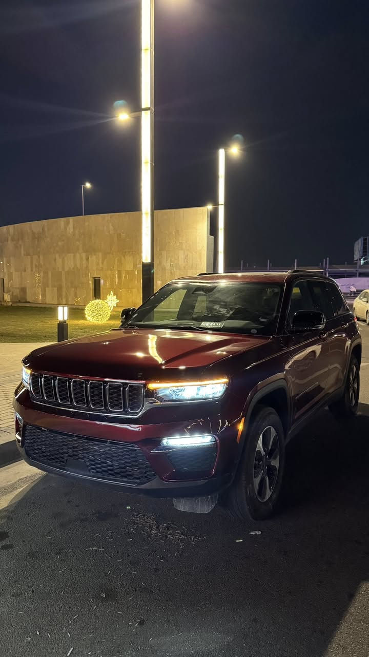 للبيع
جيب كراند شيروكي Plug-in Hybrid موديل 2024
🔹 لون مميز 

⚡ النظام: Plug-in Hybrid (بنزين + كهرباء)
🔋 إمكانية الشحن الكهربائي
💪 القوة التقريبية: 375 حصان
🔧 المواصفات الفنية:
 • محرك 4 سلندر 2.0L Turbo
 • ناقل حركة أوتوماتيك
 • أوضاع قيادة متعددة
            •  توفير عالي بالوقود

🛋️ المواصفات الداخلية:
 • مقاعد جلد فاخرة
 • تدفئة وتبريد في المقاعد الأمامية 
 • تحكم كهربائي بالمقاعد
 • شاشة وسطية كبيرة
 • عدادات رقمية
‏ • Apple CarPlay / Android Auto
 • تكييف أوتوماتيك متعدد المناطق
 • تشغيل بصمة / زر

🛡️ أنظمة الأمان والمساعدة:
 • حساسات 360 درجة
 • كاميرات متعددة
‏ • Adaptive Cruise Control
‏ • Lane Assist
 • حساسات أمامية وخلفية

📌 الحالة: ممتازة / شبه جديدة
مكان السيارة بغداد 
📌 الفحص: جاهزة للفحص بأي مكان  
📞 للتواصل: ***********
