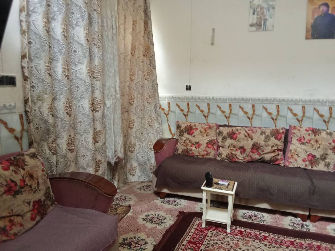 للبيع 100 متر  اساس صب سقف صب كونكريت 45 ملم يحتوي على غرفه وصاله ومطبخ استقبال طارمه سطحين حمامات عدد2 بيت بناء جديد بلوك طفيلي ارتفاع 70 عن الشارع *********** قرب عيادة البراكه فرع حسينيه يعسوب الدين النجف, العراق
