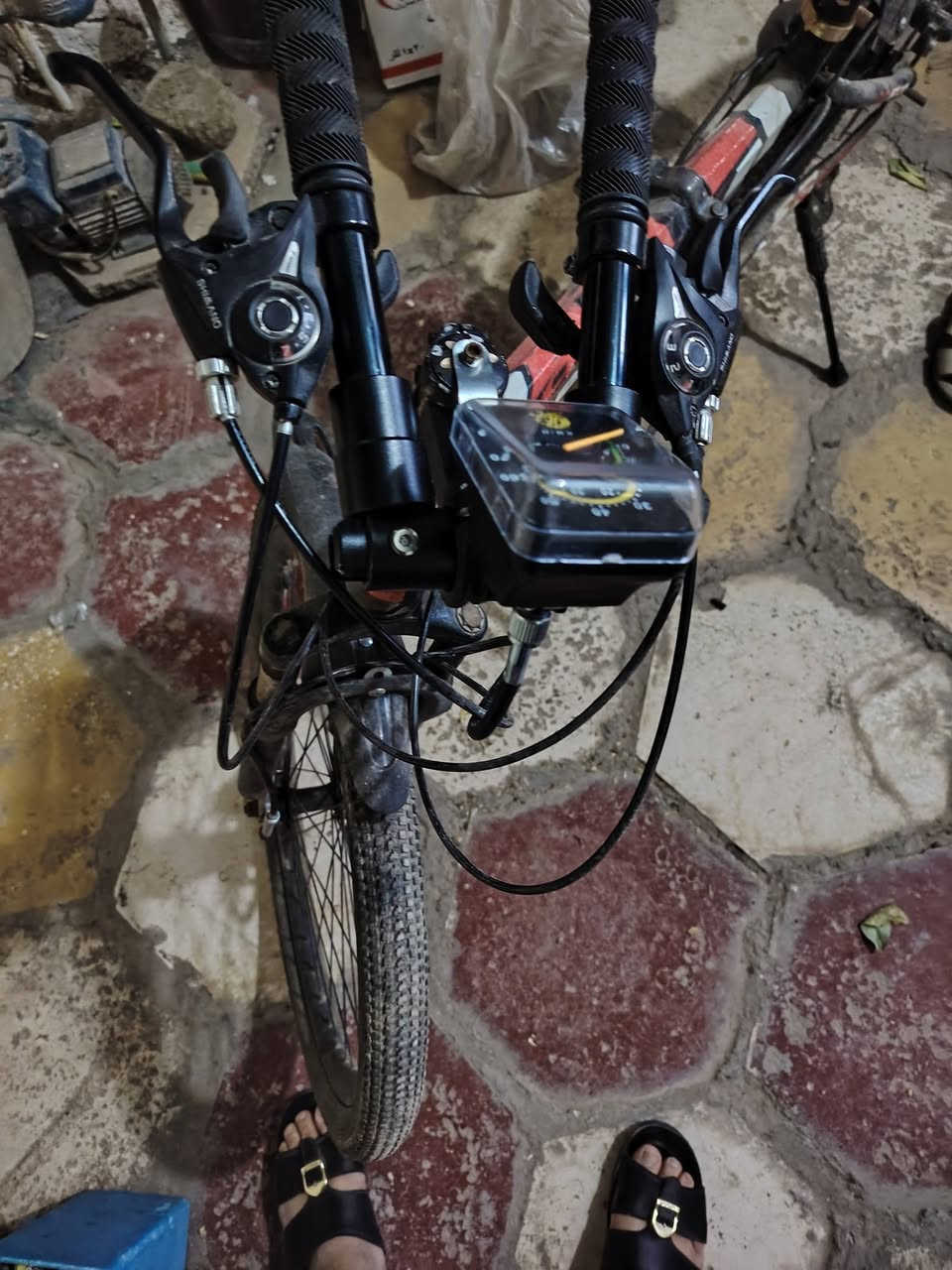 بايسكل جبلي سفاري باله ياباني اخو الجديد فول موصفات ستيرن يطبك لشه تطبك وزن كلش خفيف دبل كير ابريك امامي خلفي دسك تايرات وجوابه جديد مع تاير سبير ويا جديد كيلو متر الوياله بولبرين دراجه ماناقصه برغي كلشي بيه شغال العنوان بابل الحله حي الجزائر السعر 190 الف  تلفون ***********
