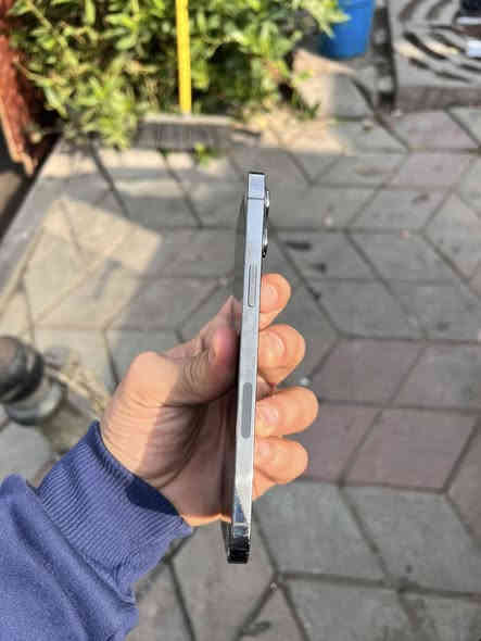 السلام عليكم ايفون 12 برو ماكس 
ذكرتة 256 بطارية 87 وتر ما مفتوح 
بي هاي بل كلاس ما بينه وما مثر عليه 
اصلن بدون ملحقات نضافه 100/100
السعر 375 قفل مكاني بغداد العبيدي 
الهاتف ***********
