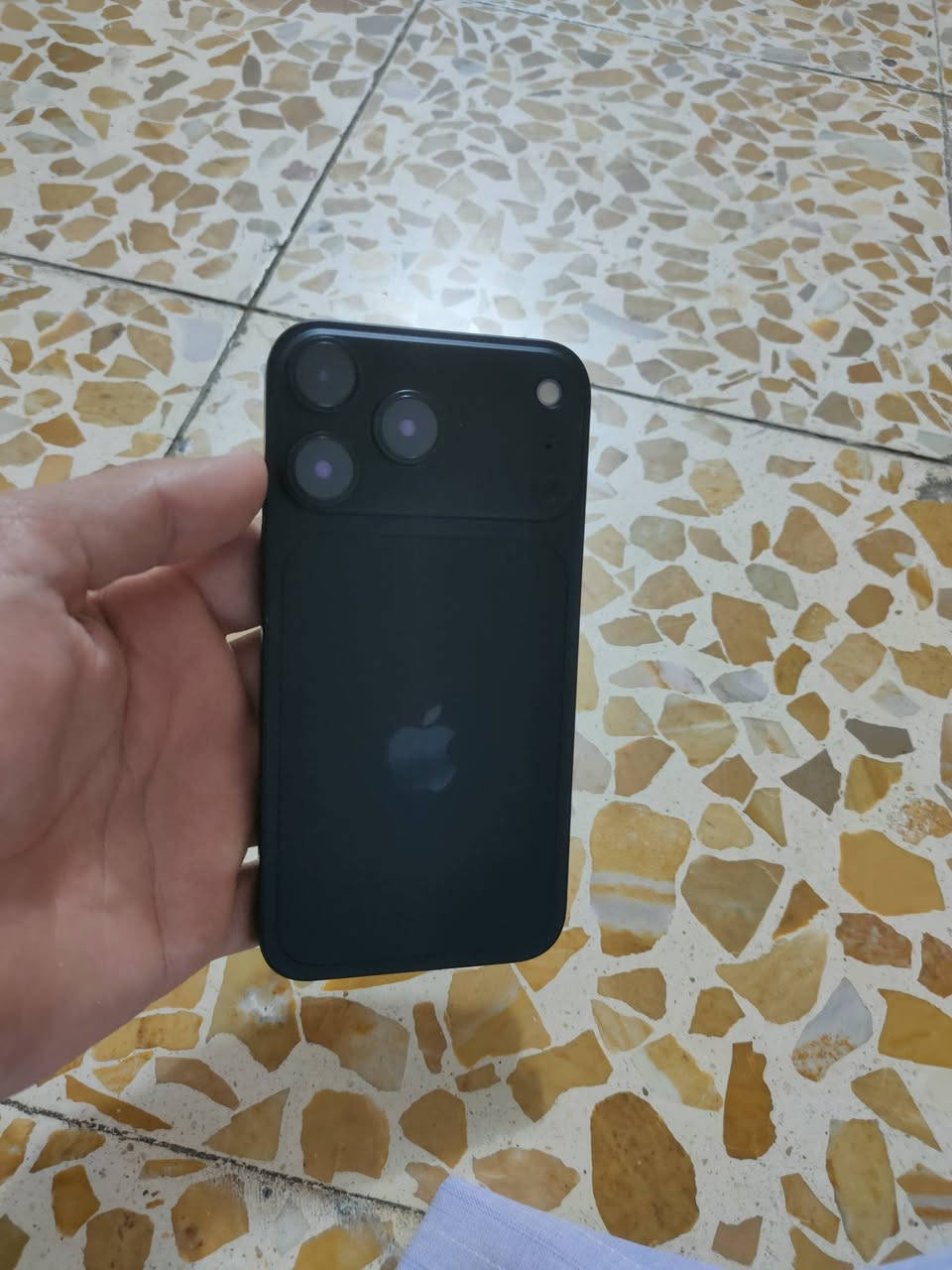 السلام عليكم 
ايفون Xr محور 17 برو
شغل شركه 
ذاكره 64
تك خط 
بطاريه 100 مبدله
فيس ايدي واكف 
باقي شرط كله شغال 
السعر 170 وبي مجال بسيط


**إذا كنت صاحب هذا الإعلان وتريد حذفه لأي سبب، رجاءا أرسل رسالة إلى الدعم الفني**