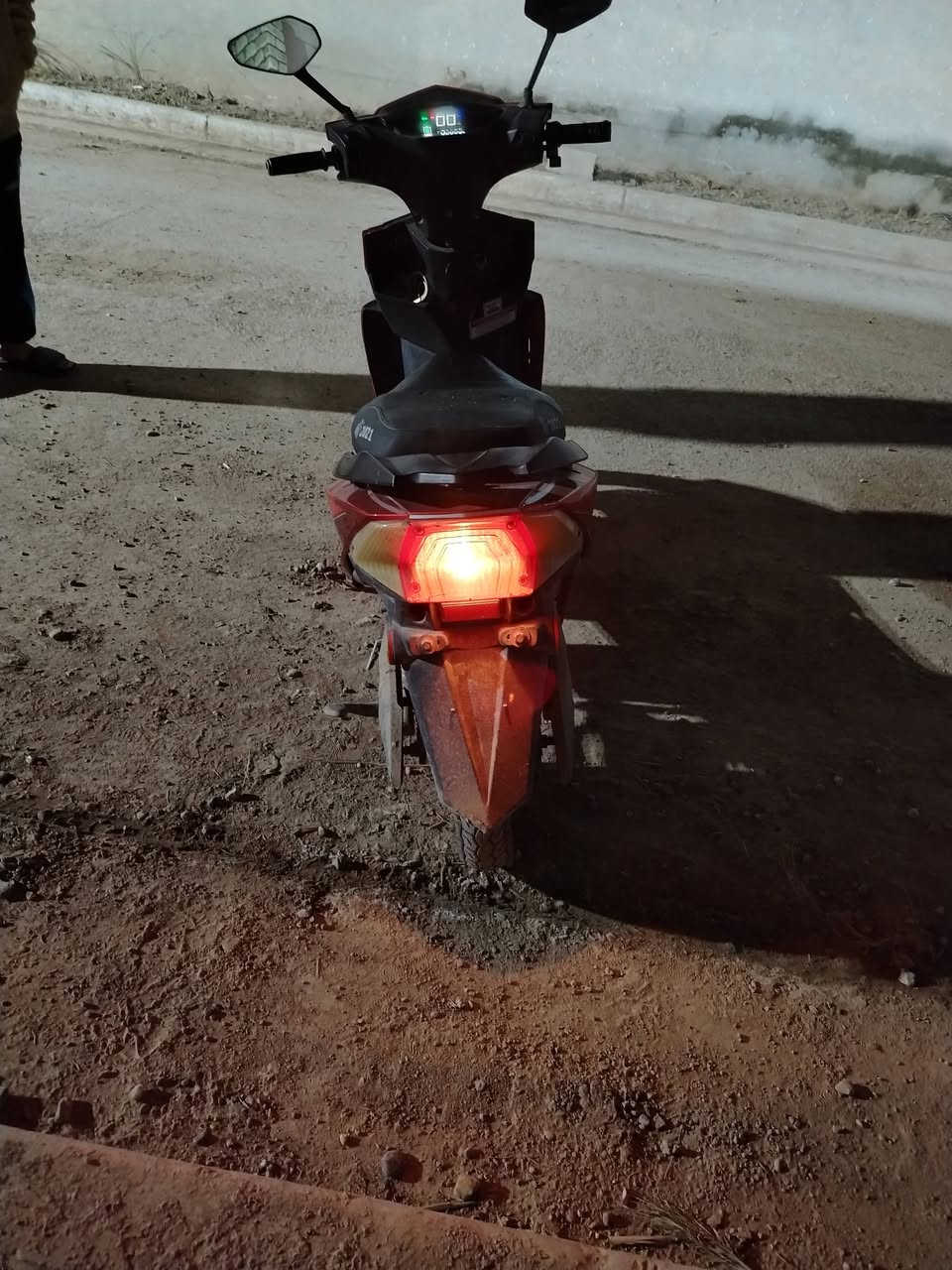 السلام عليكن دراجه سكنس شحن موديل 2021 فول كهرباءيات كلها شخاله دراجه نكره مال جني بطاريات نص عمر واكو كسر بالكفر مثل ما اموضح بالصوره ملحقات اسويج وشاحنه السعر 300 بيها مجال الرقم *********** واذه اكو امراوس اراوس
