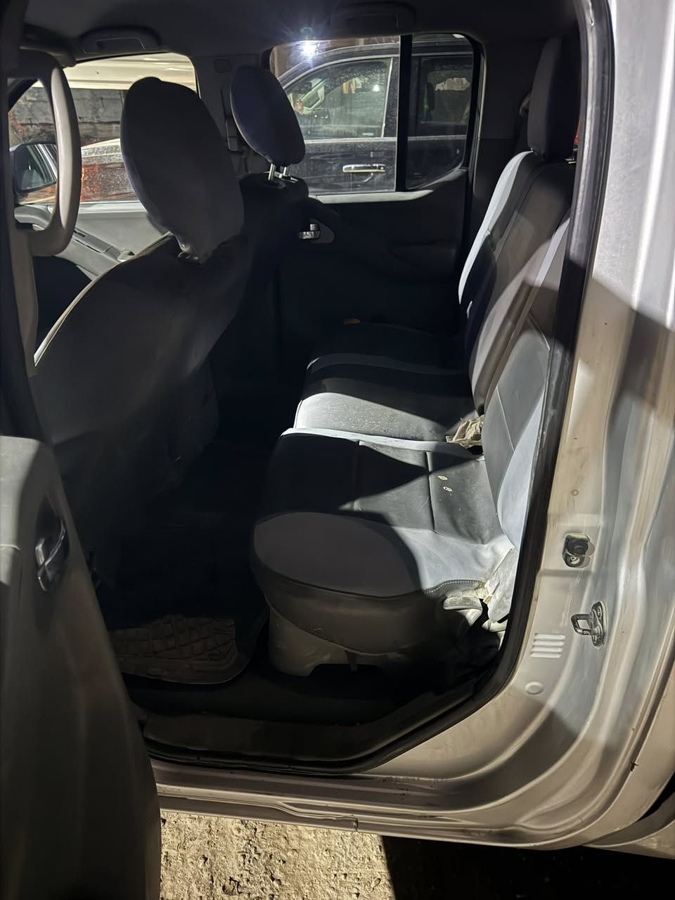 السلام عليكم بيكم نيسان فونتيره موديل 2015رقم بغداد بأسمي السياره مصبوغه صبغ عام  السعر 65وبيهه مجال الرقم ***********
