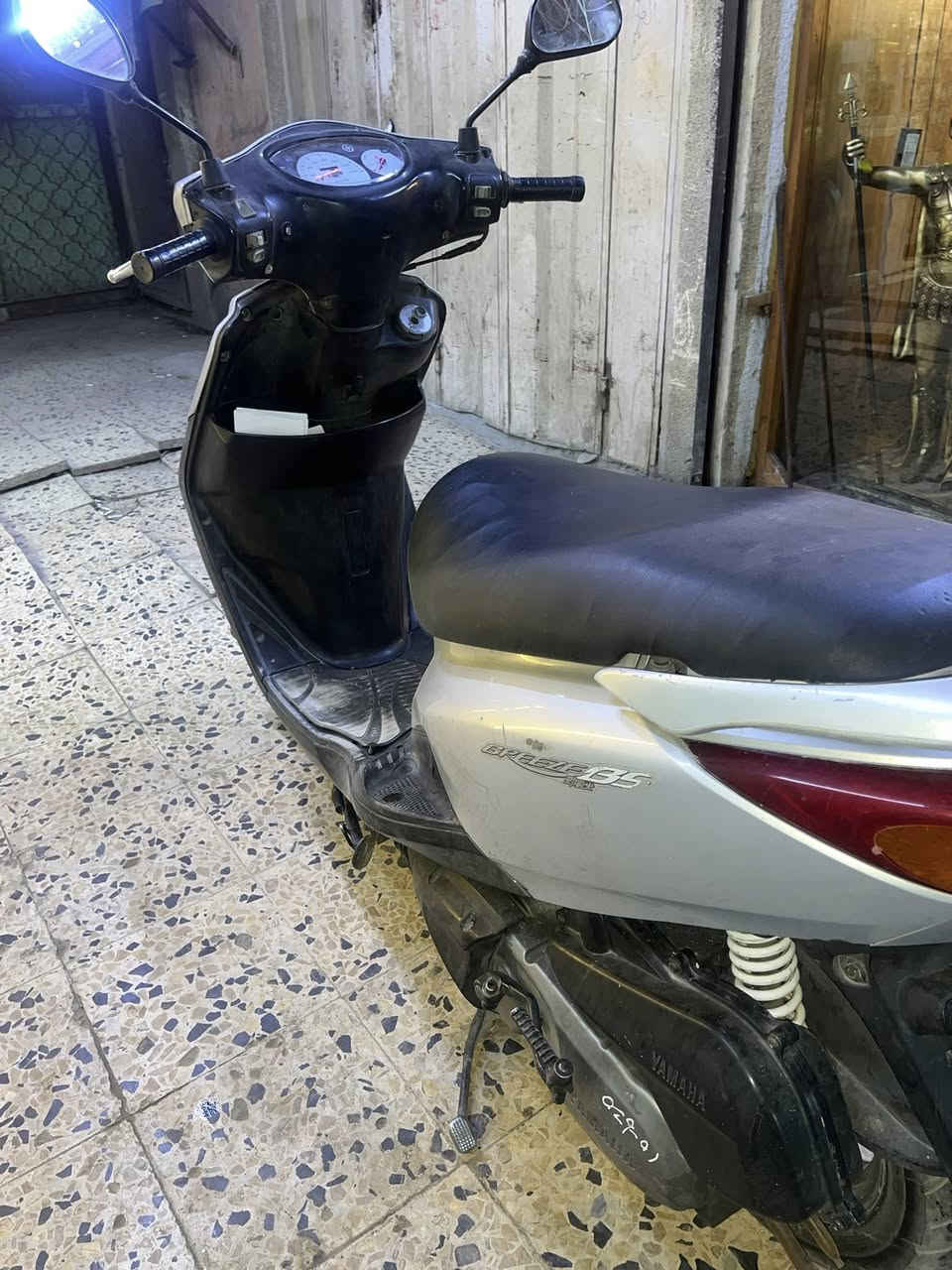 دراجه بريز140 نضيفه 💯 المكينه ناعمه ونضيفه هسه بل جديد انضرب البجم مالتها وشديت الها سيبايه حديد وصندوق مال رحاله للجماليه فقط أوراقها موجوده ومبدل تاير خلفي جديد 
عنواني :بغداد الشعب 
السعر : 650 وبيها مجال حك الجيه
الرقم :***********
