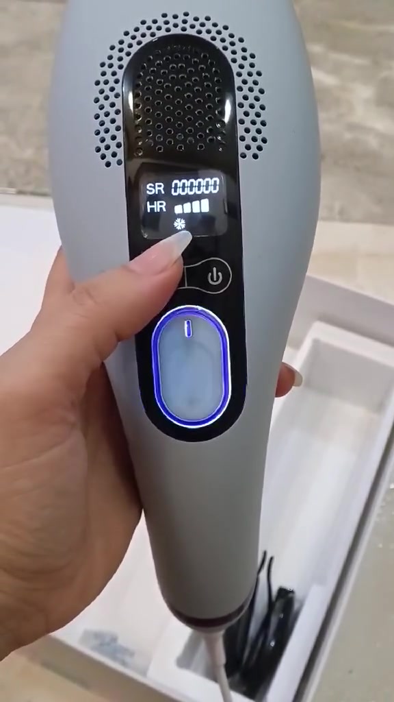 للبيع للبيع     جهاز إزالة الشعر بالليزر المنزلي دييس (Deess)، وتحديداً إصدار كولد الياقوت GP592.

يتميز هذا الإصدار بتقنية تبريد الياقوت التي تهدف إلى توفير جلسات إزالة شعر خالية من الألم تقريباً.

يعمل الجهاز بتقنية الضوء النبضي المكثف (IPL) لإزالة الشعر على المدى الطويل، وقد يتضمن وظائف إضافية مثل نضارة البشرة.

تصميم العلبة الفني بلمسات فضائية أو خيالية، وهي مصممة لتكون جهازاً للعناية الشخصية في المنزل. 

لبة جهاز إزالة الشعر بالليزر المنزلي دييس (Deess)، وتحديداً إصدار كولد الياقوت GP592.  ب450وبي مجال الاتصال على الرقم ***********
