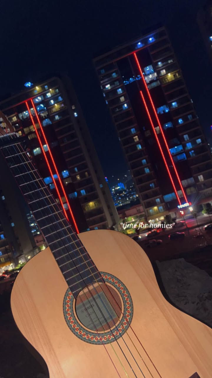 ماركا وئ: yamaha c40m 
ده نگئ: گه له كئ خوشه بئ جه زه يه 
تئلئت: يئت 25 هزارا يئت پئفه 
پاقژي: 85% يه 
ده سكئ وئ يئ راسته ئه به ت خار نه بويه و تئله نزمن ژي بو عه سڤئ گه له كا خوشه مرتاحه 
دياري: چانته و كه لامچه(قفل) گه ل دانه 
بها: 120 هزار 
ژمارا ته له فونئ  *********** The دهوك, العراق
