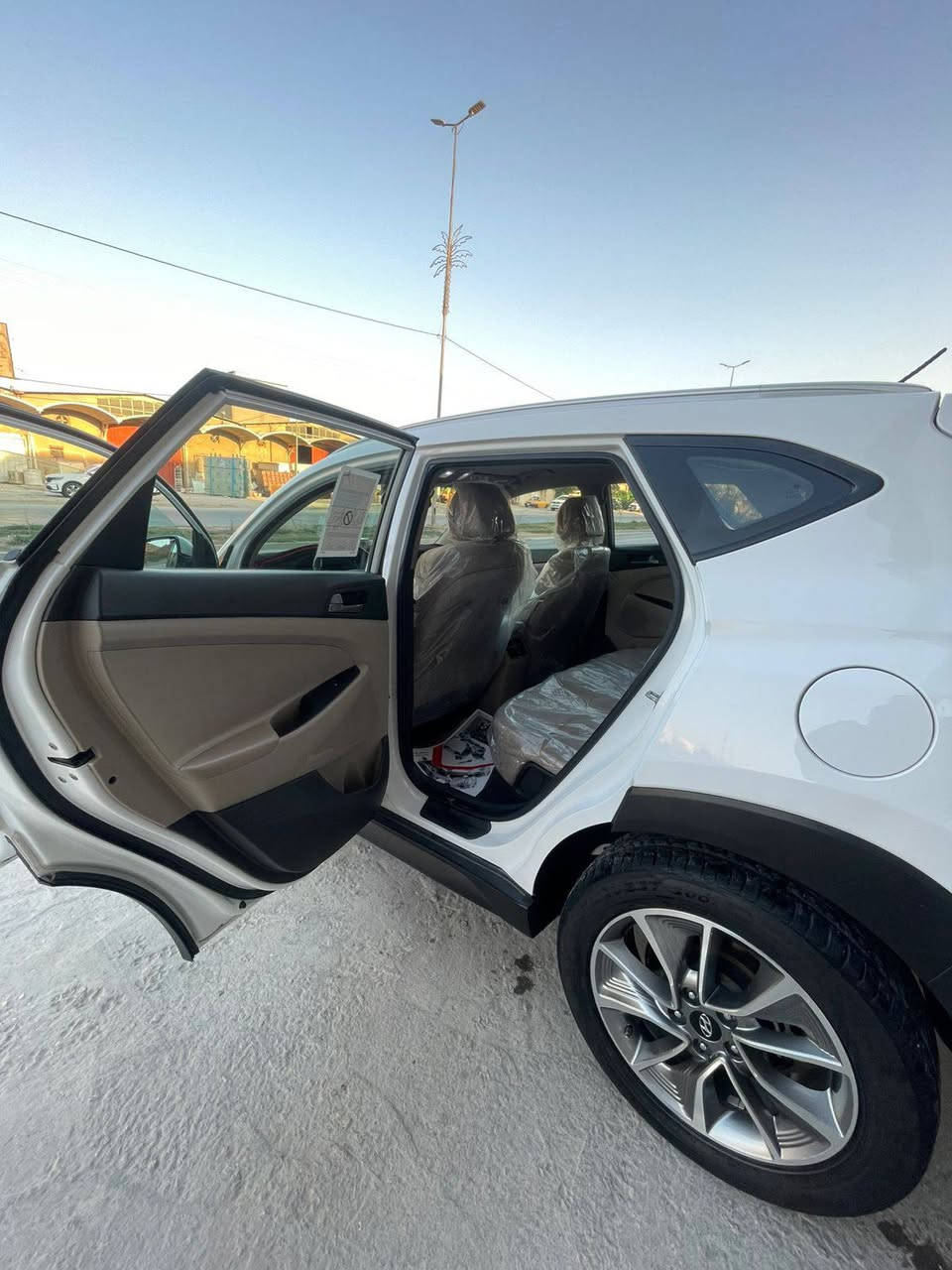 السلام عليكم للبيع توكسان 2018 خليجي 
سياره نظيفه وكاله بعدها 
رقم بغداد 
        مواصفات السياره 
سايد بريك رجل  
لايت امامي خمس عدسات  
مري شفط كهربائي 
اشاير بالمري 
حساسات اماميه 
حساسات خلفيه
نظام قياده ذاتي 
قطعتين تبريد 
تحتوي على شاشه كار ابل 
العنوان كربلاء ***********
