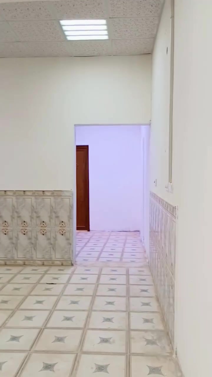 شقه للايجار جديده بلباكيت ما مسکونه الصابئه قرب الكراج على الشارع العام التبليط 
غرفتين وصاله ومطبخ وصحيات ومنور خارجي الايجار 350
كامله من كل النواحي اناره ماطور سخان مغسله خلاطات بردات مطلوب عائله زغيره
***********
