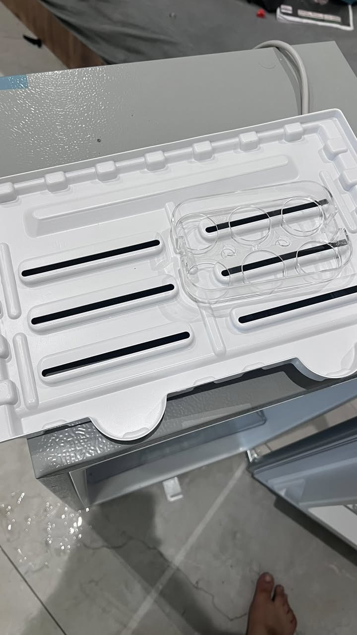 عليكم ثلاجه للبيع هاي ثلاجة صغيرة نوع EPIC plus وتعتبر Mini Fridge
مناسبة للغرفة أو المكتب.
ومن الستيكر الظاهر عليها هاي أهم المواصفات:
* السعة تقريبًا: 91 لتر
* حجم التبريد: حوالي 90 لتر
* بيها فريزر صغير جدًا بالأعلى
* استهلاك الكهرباء السنوي: kWh 190
* مستوى الضوضاء: dB 42 يعني هادئة نسبيًا
* تصنيف الطاقة: B
* الغاز المستخدم: غالبًا R600a الاقتصادي
* التبريد: تبريد مباشر (دفروست عادي)
* التحكم بالحرارة: يدوي
* باب قابل للتبديل يمين/يسار غالبًا
* اللون: فضي
ومن حجمها الظاهر:
تقريبًا ارتفاعها بين 80-85 سم وعرضها حوالي 45-50 سم جديده مستعمله سبوعين فقط كامل ملحقاتها وكارتونتها موجوده
الرقم:
0786 443 6008
بغداد سيديه
سعرها 85وبيها مجال
