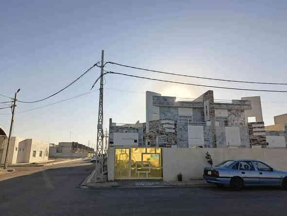 ....................................................................
السلام عليكم...
بيت للبيع 200 متر يباع مع الاثاث او بدون اثاث
يتكون من ثلاث غرف نوم و استقبال و صالة ومطبخ وصحيات داخلية كراج سيارة و حديقة موقعا مميز يطل على حديقة كبيرة 
العنوان كربلاء المقدسة مجمع السلام السكني مقابل علوة الحر النموذجية 
السعر الكلي 210 مليون 
تدفع 98 مليون 
تسديد كل شهر 750 الف 
أي استفسار عن العقار أو السعر اتصال على الارقام التاليه 
***********
***********
