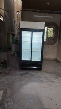 عارضة بابين مستعملة نظيفة تبريدها ثلج ماكور ايطالي جديد السعر 350 0770...