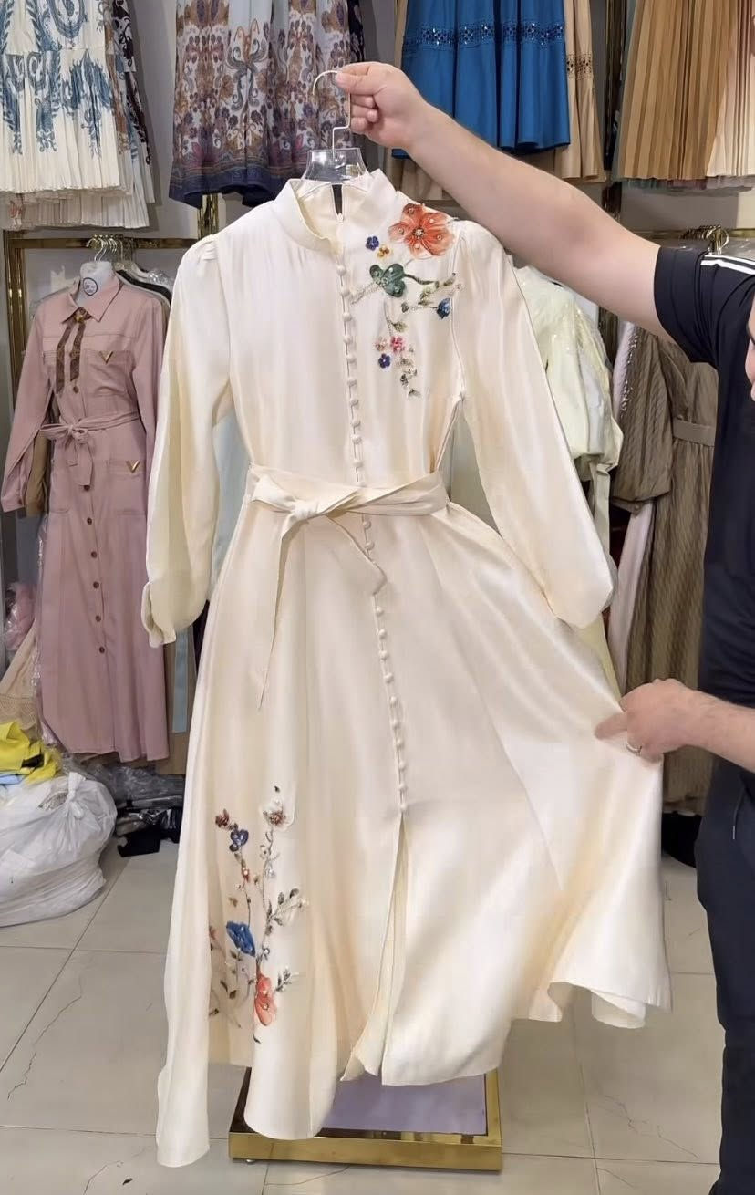 بنات هذا الفستان اخذته البارحة ومو قياسي وماكدرت ارجعه الي تحب تاخذه قياس ٤٤ ويلبس ٤٢ يرهم حنه ومناسبات وكلشي خلي تراسلني💗 قماشه راقي


**إذا كنت صاحب هذا الإعلان وتريد حذفه لأي سبب، رجاءا أرسل رسالة إلى الدعم الفني**