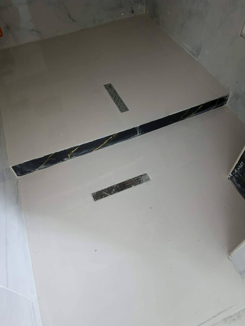 السلام عليكم كادر اخطصاص سراميك بورسلين كاشي كوبنات مرمر واجهات وجميع الديكورات  تسليم مهندس ***********واتساب....***********
