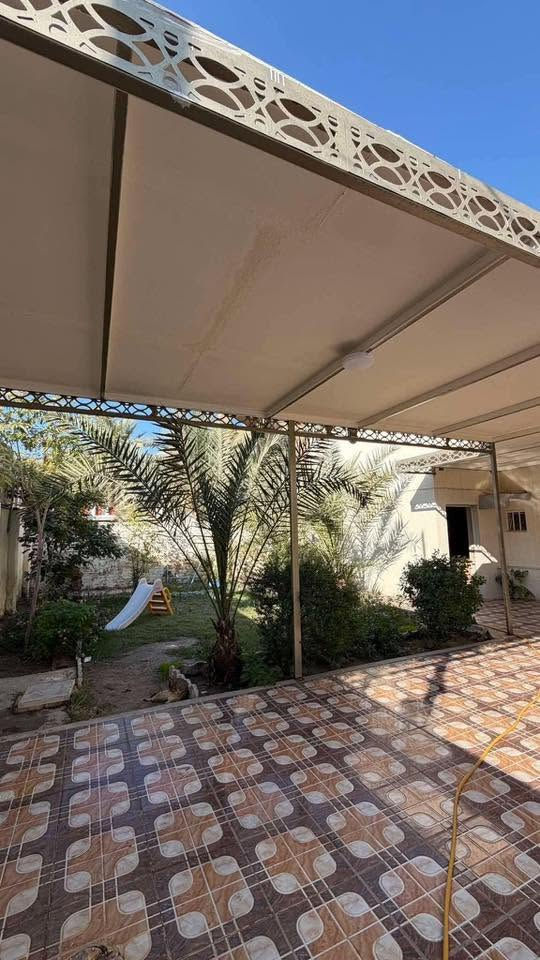 دار للبيع - ( طابو صرف ) مساحة الدار: ٤٠٠ متر .. السعر ١٩٣ مليون 
الموقع: بابل - الهاشمية - حي الحسين، بداية الجمعية // الاستفسار الاتصال على الرقم *********** 
الواجهية: ١٦ متر
النزال: ٢٥ متر
الطابق الأول يحتوى على:
٣ غرف نوم :
الغرفة الاولى : ٣*٤ متر 
الغرفة الثانية : ٥*٤ متر
الغرفة الثالثة : ٦*٤ متر
الاستقبال : ١٠*٤ متر
المطبخ :  ٦*٤ متر 
الصالة : ٦* ٥ متر بدون المنور الداخلي 
والدرج
مجمع صحيات عدد ٢ خارجي وداخلي ومساحة كبيرة.
ويحتوي على حديقة كبيرة وطارمة ومناور خارجية حول البيت..
الطابق الثاني يحتوي على:
غرفة ٤ في ٤.٥
وإيضاً يحتوى على غرفة ثانية كمخزن بمساحة ٥*٢.٥.
البيت كبير ونظيف وديكورات جميلة وحديثة ويرهم مشروع حضانة او مدرسة اهليه

