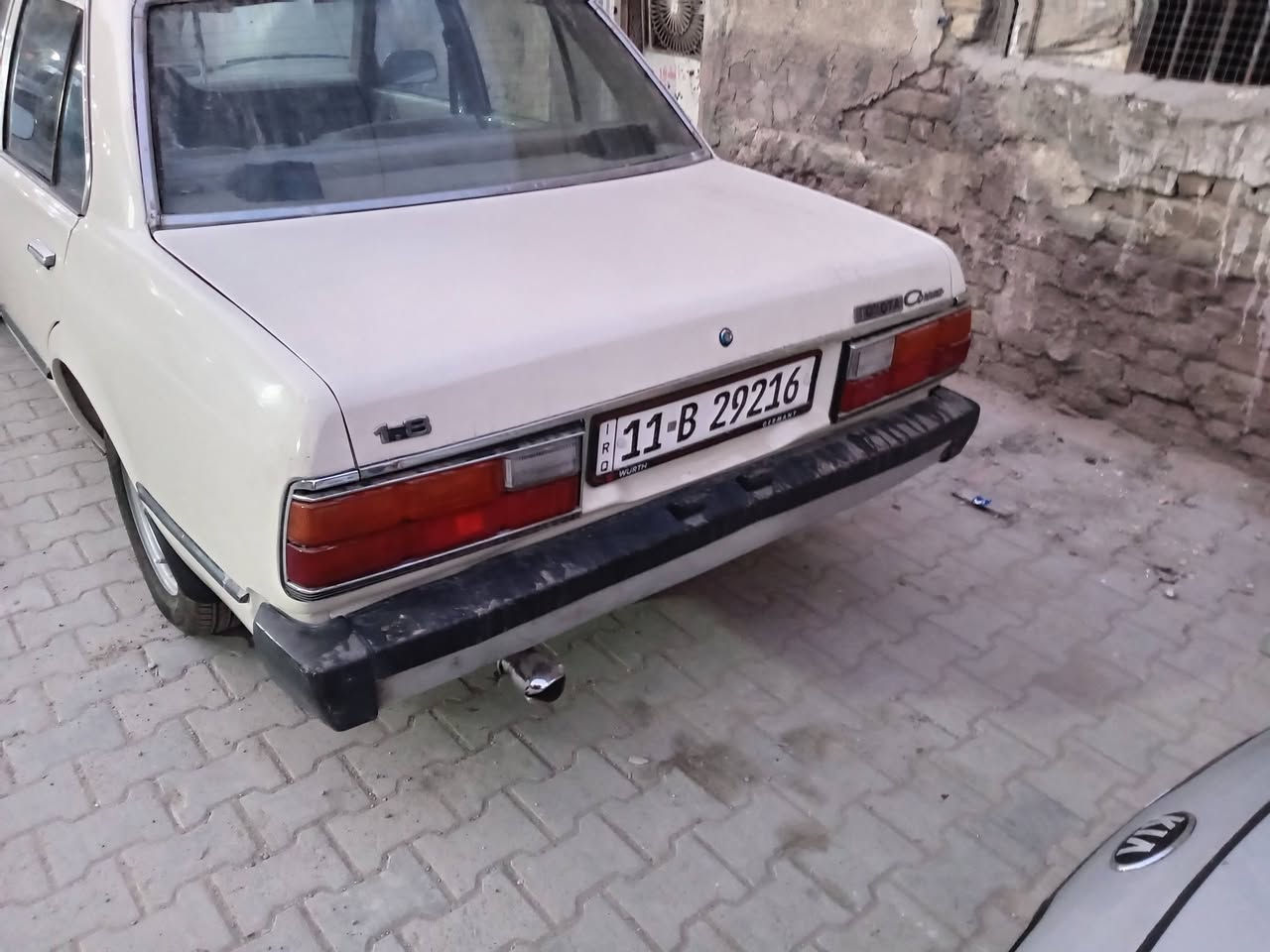 كرونه 81 السيارة معمره وجاهزة للأخير رقم بغداد دولي العنوان بغداد المنصور ***********
