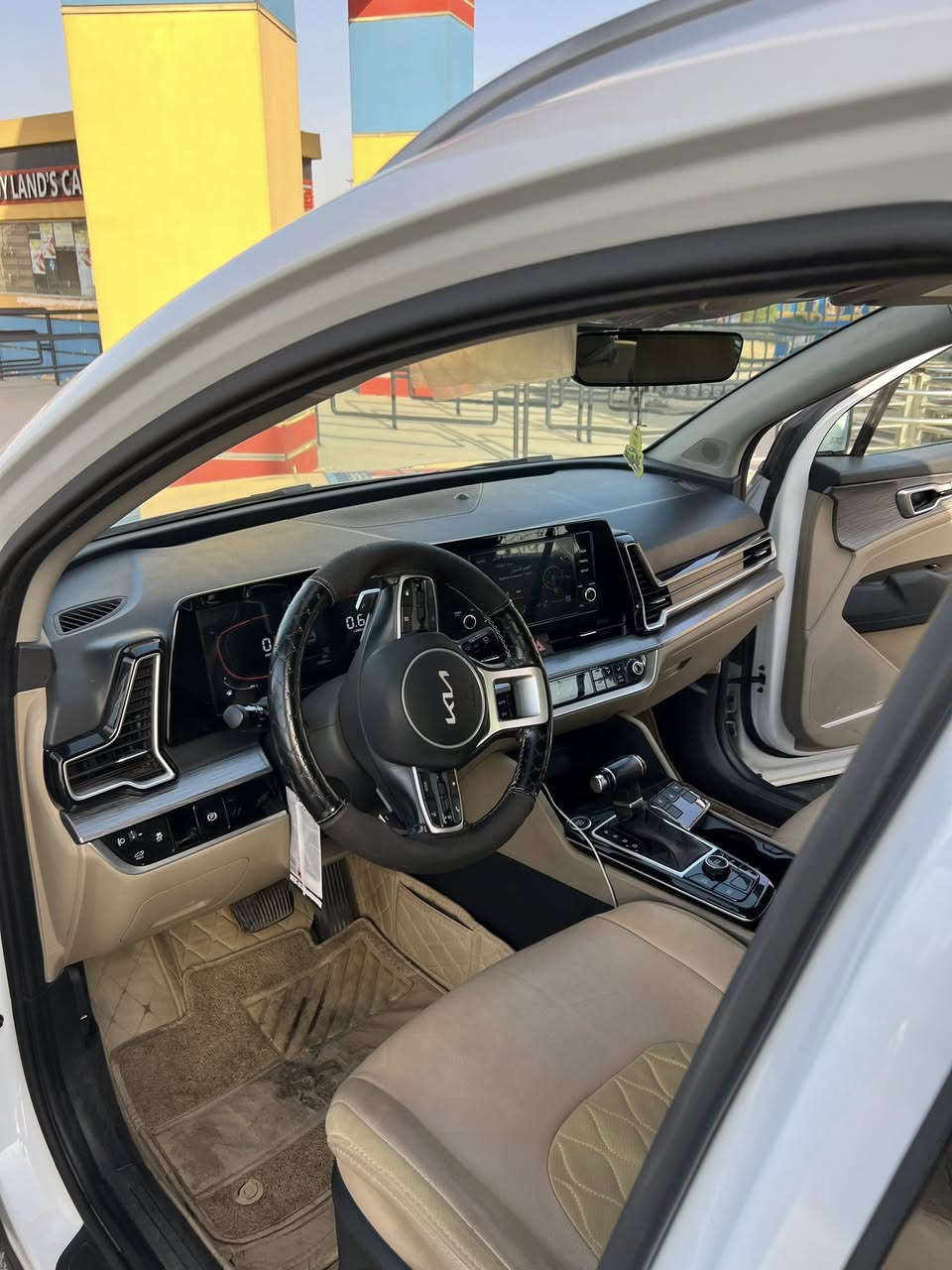 السلام عليكم
سبورتج 2024
خليجي 
فول عدا البنوراما
رقم اربيل تحويل او وكالة 
سيارة ماشية 50 الف
سيارة بدون صبغ فقط بيها ملاحضات بسيطة 
بالجاملغ الامامي اربع اصابع كارت وجوه المراية بالباب اصبعين كارت 
وقبق الصندوك بيها تكحيل 
الباقي مكفول
سعرها 215 وبيها مجال 
***********
مكاني بغداد حي الجامعة او معارض الكريعات
