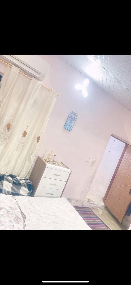 بيت للبيع كلش مرتب زعفرانية شارع الزوراء مقابيل شركة الزوراء  واقع حال مساحة 75متر يحتوي البيت على حمام خارجي واستقبال  ومطبخ وغرفةمنام كبيرة   ومنور  سعرة قفل ١٤ مليون الاتصال ***********
