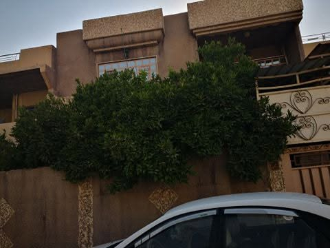 للايجار بيت ٢٠٠متر طابقين في حي عدن قرب جامع الامين للايجار للاستفسار الاتصال مع صاحبه الشرعي على الرقم ***********
