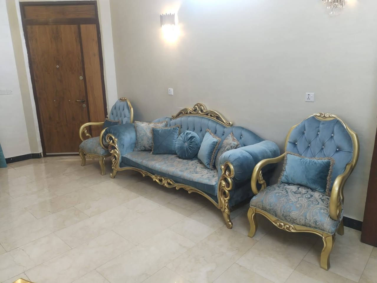 تخم ملكي نظيف جداً للبيع (خشب زان دمياطي درجة أولى متين). 
السعر: 750 ألف دينار.
الموقع: (بغداد).
للتواصل:
***********
