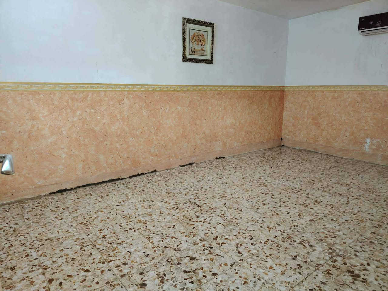 السلام عليكم مكتب عقارات الشمس  مقابيل المستشفى التركي !!!
                         بإدارة ((أحمد الگريطي))
                    
    ☎️*********** 
                        ☎️***********

🏠 دار للإيجار مساحه ٢٠٠م يحتوي على غرفتين وكليدور وصاله ومطبخ ومجمع صحيات داخليه وخارجيه وكراج سياره 

⁦^⁠_⁠_⁠_⁠_⁠_⁠_⁠_⁠_⁠_⁠^⁩⁦(⁠◍⁠•⁠ᴗ⁠•⁠◍⁠)⁩⁦(⁠◍⁠•⁠ᴗ⁠•⁠◍⁠)⁩⁦^⁠_⁠_⁠_⁠_⁠_⁠_⁠_⁠_⁠_⁠^⁩

🌎 الموقع حي المحاربين قرب المتنزه 

⁦^⁠_⁠_⁠_⁠_⁠_⁠_⁠_⁠_⁠_⁠^⁩⁦(⁠◍⁠•⁠ᴗ⁠•⁠◍⁠)⁩⁦(⁠◍⁠•⁠ᴗ⁠•⁠◍⁠)⁩⁦^⁠_⁠_⁠_⁠_⁠_⁠_⁠_⁠_⁠_⁠^⁩

💸💰 قيمة الإيجار 450

‪
