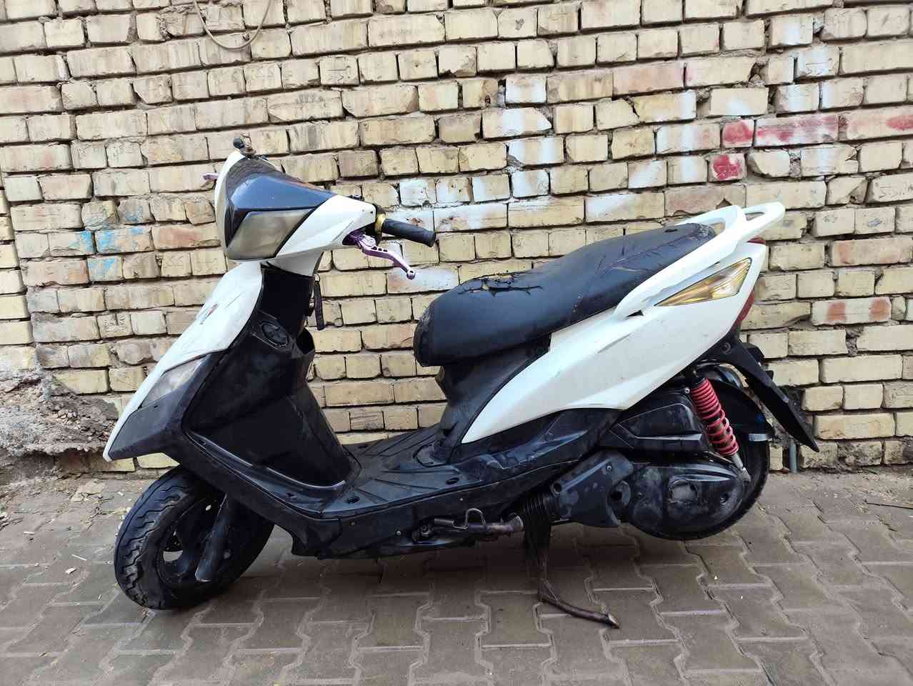 سلام عليكم 
اخوان ماكس ثعلب 140
مكينتها خرسة و مكفولة من التنقيص و التبخير و النضوح
رزانة و شلعة و معدل
محركها مفتوح ع ايدي و دهن MPM داخل محركها اذا مو فافون مرجوع

دراجة گشرها لا بأس بي 
كهربائها شغالة كلوبات ليد اشاير دبل اشارة بك لايت كلشي شغال
للتواصل ***********
