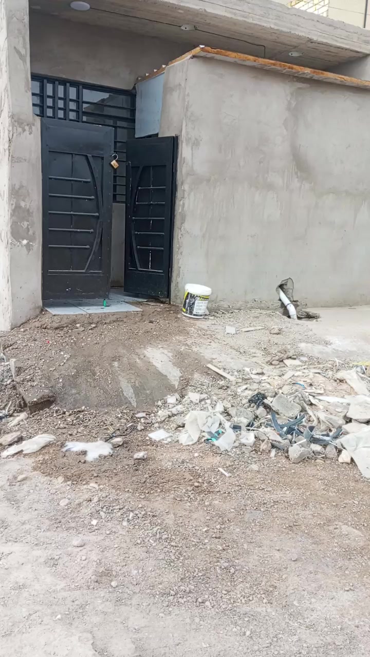 اسلام عليكم بيت للبيع المساحه ٥٠ متر قرب الحسينيه مال بانزين خانه البيت جديد محد ساكن بي مي وكهرباء مستمر السعر عله الخاص للتواصل ***********
