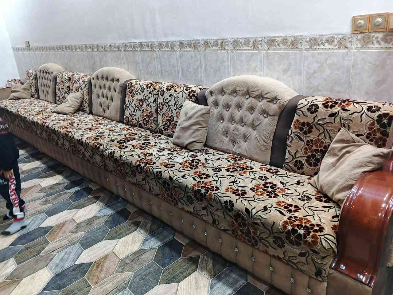 ديوان تزكام درجة أولى نظيف اخو الجديد ١٧ متر معمل ومعرض احمد السلطاني العنوان بابل الحمزة الغربي مجاور مكينة الثلج رقم الهاتف ***********
